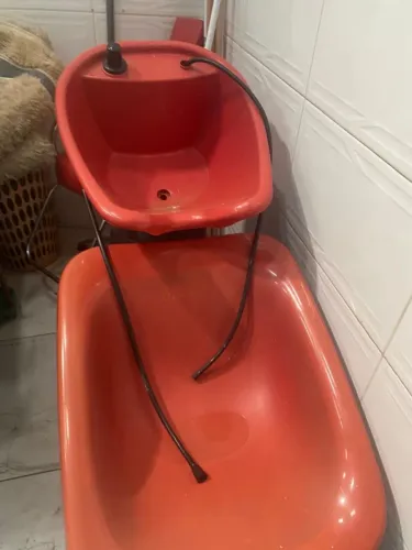 Vendi_se um lavatório e uma cadeira.