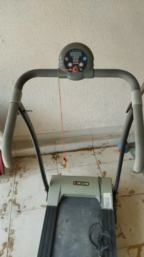 Esteira dobrável da marca Kikos 220volts.