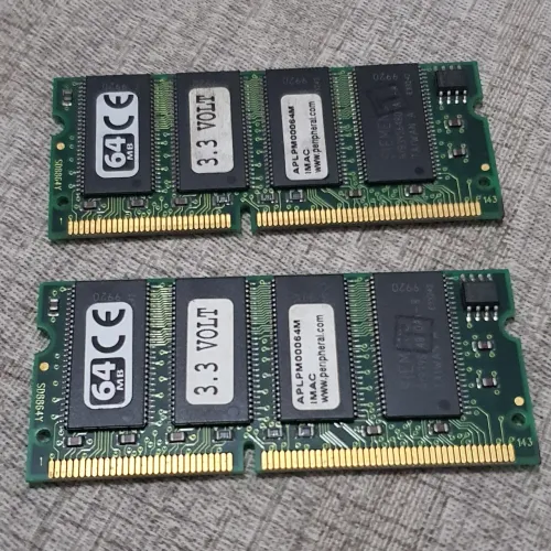Memórias64MB do tipo SDRAM SODIMM 3,3 Volts. iMac G3 