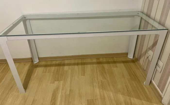 Escrivaninha com base de metal e tampo de vidro medida:1,50x0,60 altura 0,75