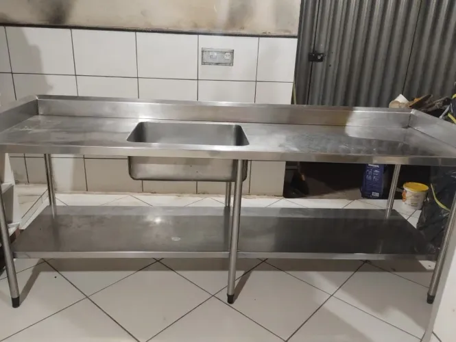 Mesa de inox com cuba .