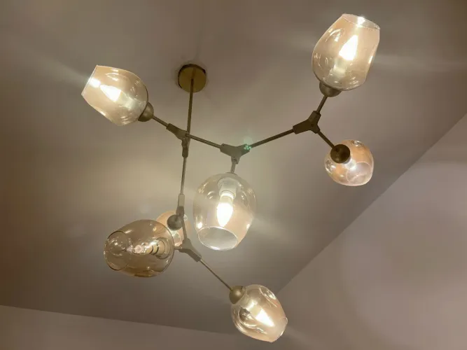 Lustre Moderno Dourado com 7 Cúpulas de Vidro Âmbar - Estilo Sputnik