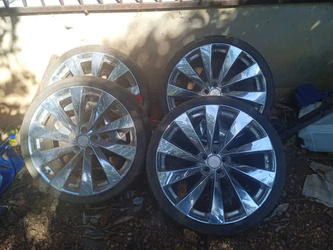 Vendo roda R20 com 2 pneus semi novos e 2 meia vida
