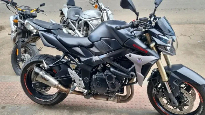 GSR-750 - Suzuki - Modelo 2015 - Perfeita para uso diário e também esportivo.