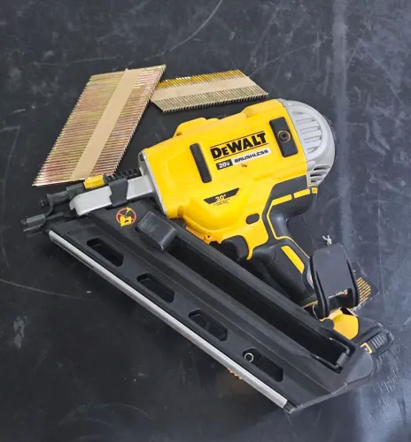VENDO PREGADORA DEWALT NUNCA USADA  DCN692 COM 3000 PREGOS DIVERSOS TAMANHOS. 