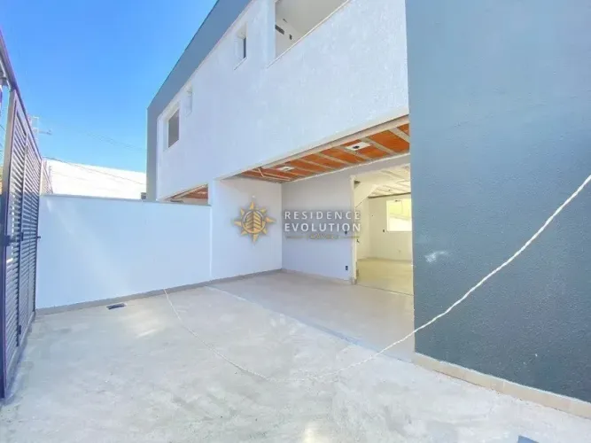 Casa com 3 Quartos e 2 banheiros à Venda