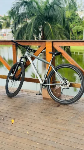 Vendo bicicleta Rava na cor cinza, em ótimo estado.