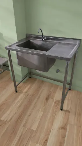 Pia em aço inox com pé.