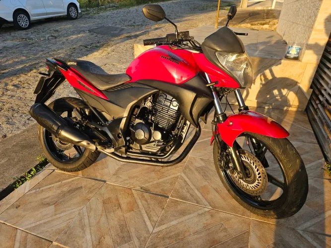 Cb 300r - ano 2010, ABS vermelha.