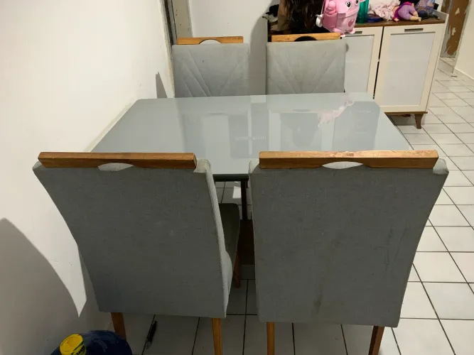 Mesa com tampões de vidro