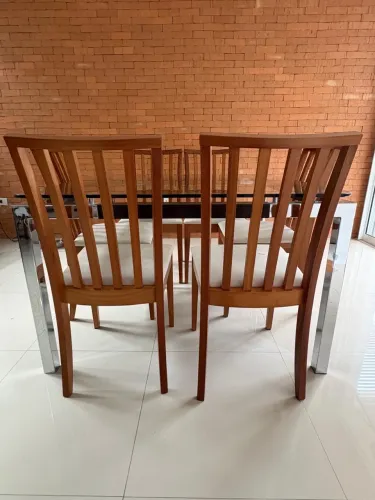 Mesa com tampo de vidro temperado