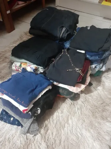 Lote de roupas feminina.
