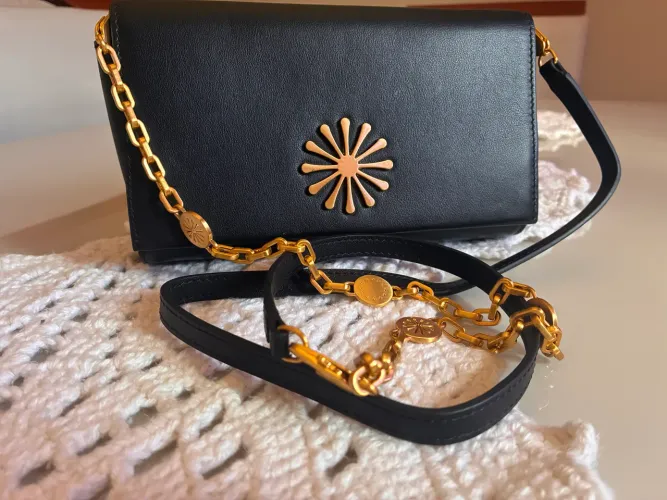 Bolsa preta de couro da marca Esthera