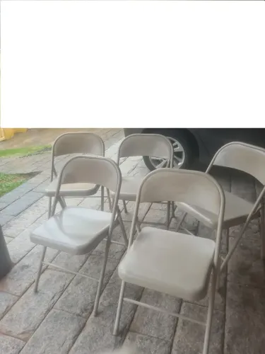 Seis cadeiras dobráveis em aço