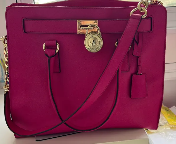 Bolsa Pink Michael Kors em couro Saffiano.