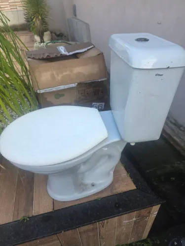 Vaso com caixa acoplada e pia de banheiro 