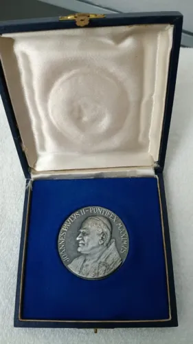 Medalha comemorativa antiga metal com o papa João Paulo II, empresa Papelaria Columbia