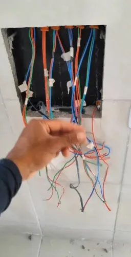 Eletricista no Geral.