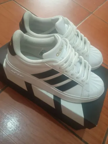 Tênis Adidas 