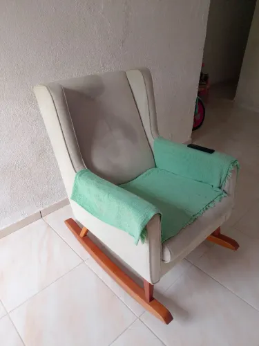 Vendo uma cadeira de balanço bem conservado usada pouco tempo algumas marquinha de uso