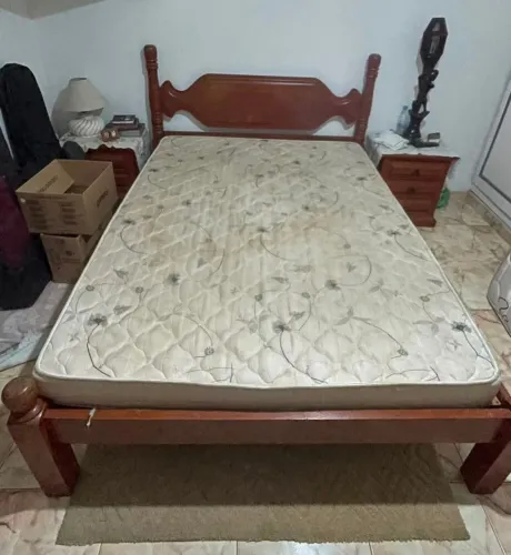 Cama de casal de madeira,em bom estado o colchão também vai.