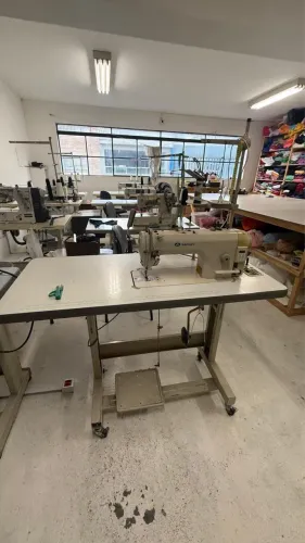 Vende-se máquina de costura
