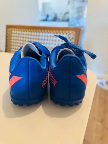 Esta chuteira infantil adidas Predator Edge.4