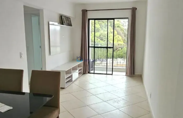 Apartamento de 2 quartos, vago, em andar mediano, pronto para morar!