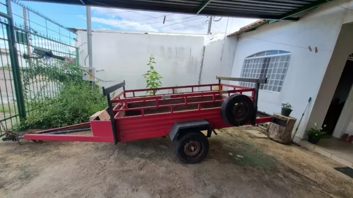 Carretinha 2.50 x 1.20 com báu - Reboque