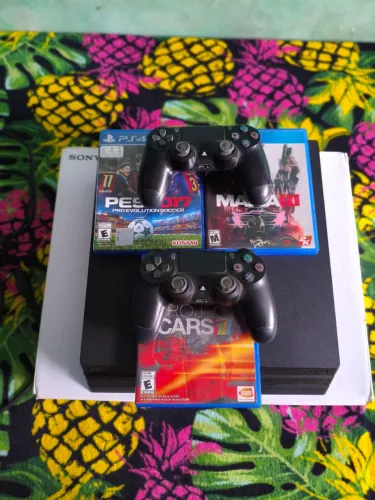 PS4 Pro 1TB + 2 controles + 3 jogos