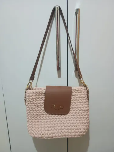 Bolsa de Crochê Creme Fio de Malha Nova - Alça Corrente e Aba Couro 23x19x8