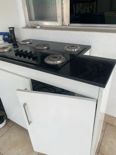 Fogão cooktop e armário de madeira 