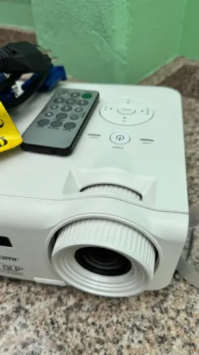 Kit Projetor Vivitek HDMI + Tela Retrátil c/ Tripé + Suporte de Teto