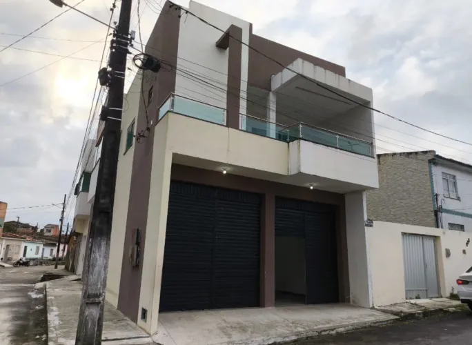 CASA À VENDA COM PONTO COMERCIAL