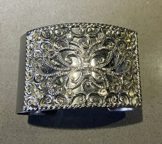 Bracelete Prateado rígido largo polido e com um trabalhado