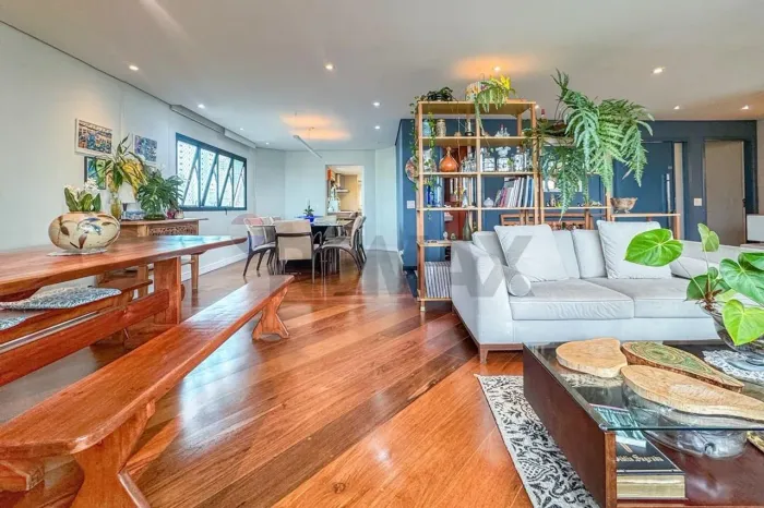 Apartamento de 236m² com 3 suítes 3 vagas totalmente reformado, andar alto e vista livre.