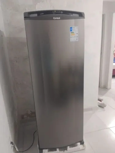 Vende-se uma geladeira seminova