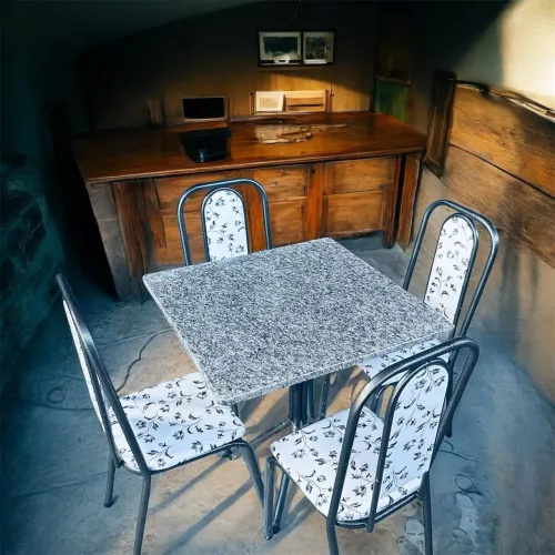Mesas novas com 4 cadeiras 70x70, tampo em granito ocre ((. * ))