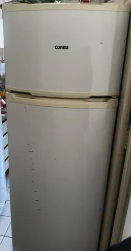 Geladeira consul com pequeno defeito.