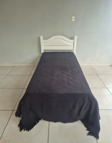 Cama de solteiro em laca madeira maciça 