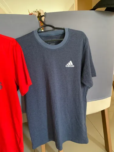 Kit com duas camisas da adidas, para sair agora