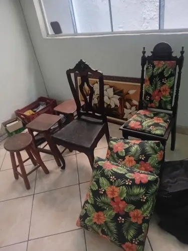 Vendo 2 cadeiras  e 2 almofadas