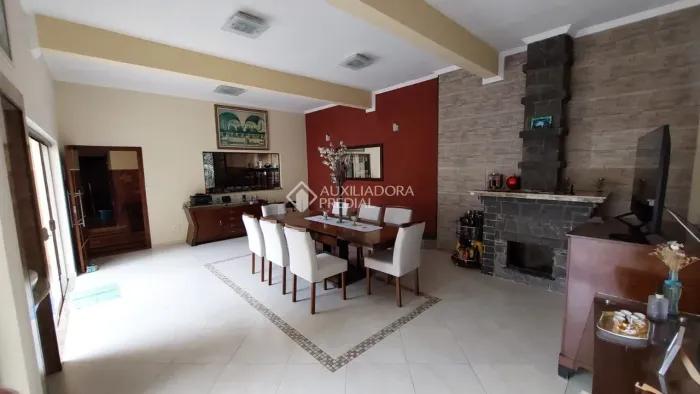 Excelente Sobrado à Venda no Centro de Ribeirão Pires, sendo 4dorm, 4vagas
