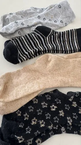 4 meias da H&M com detalhes dourado