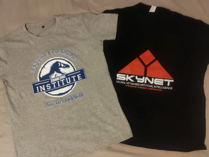 Lote 02 Camisetas Geek Jurassic Park + Skynet Exterminador do Futuro