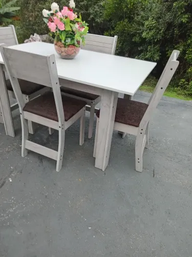 Mesa com 4 cadeiras
