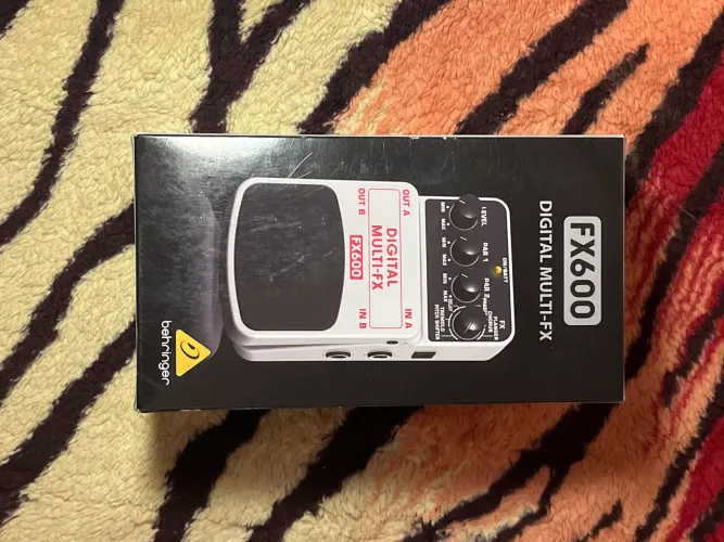 Pedal de efeito Behringer Digital Multi-Fx FX600 cinza