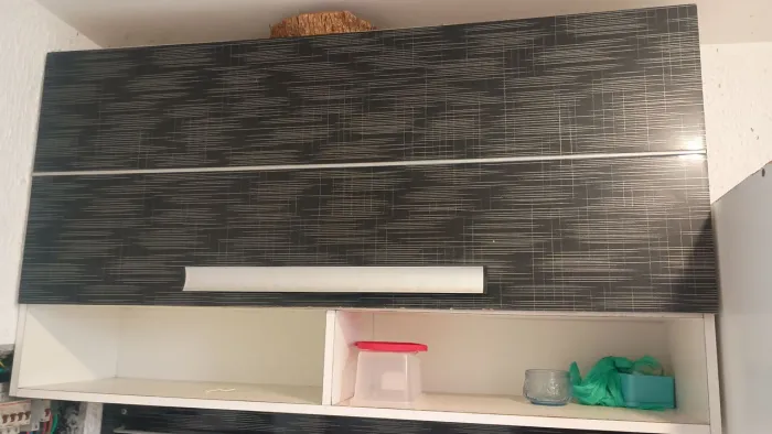 Armário sério e cozinha