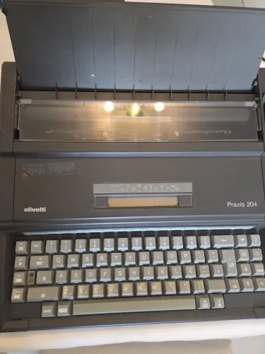 MAQUINA DE ESCREVER ELÉTRICA PRAXIS 204 OLIVETTI