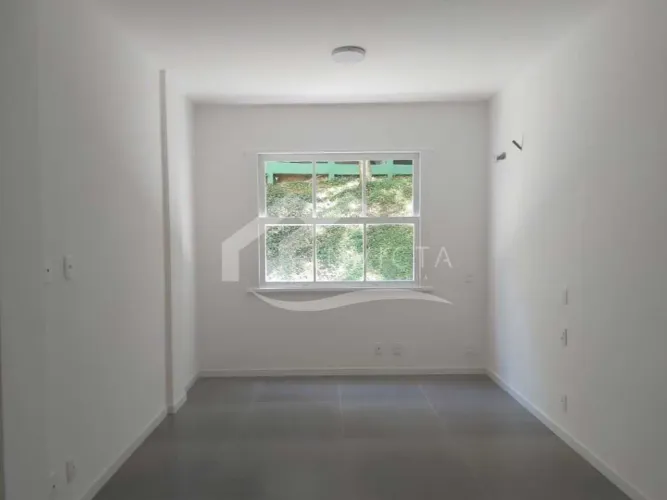 Excelente quarto e sala totalmente reformado e com vista verde em Copacabana